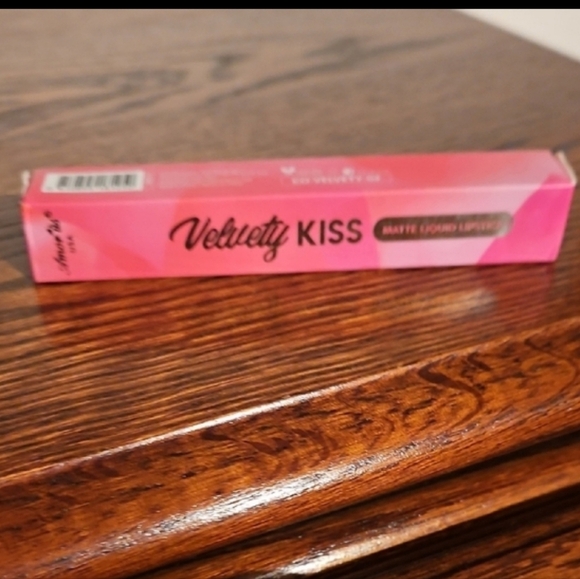 Velvety Kiss Matte Liquid Lipstick, Bright Berry, NIB, Never Opened - Picture 3 of 3